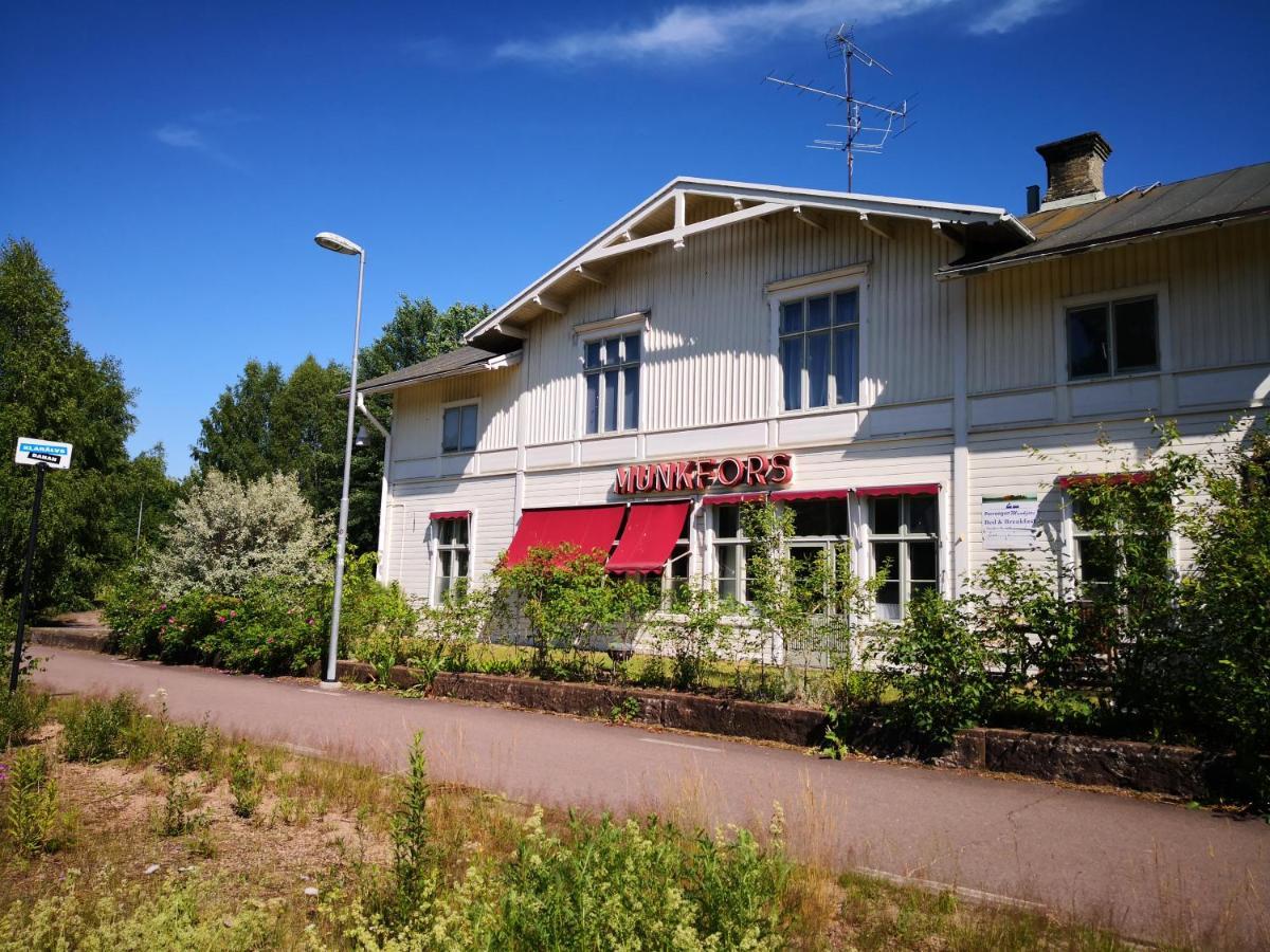 Munkfors Perrongen Guesthouse מראה חיצוני תמונה
